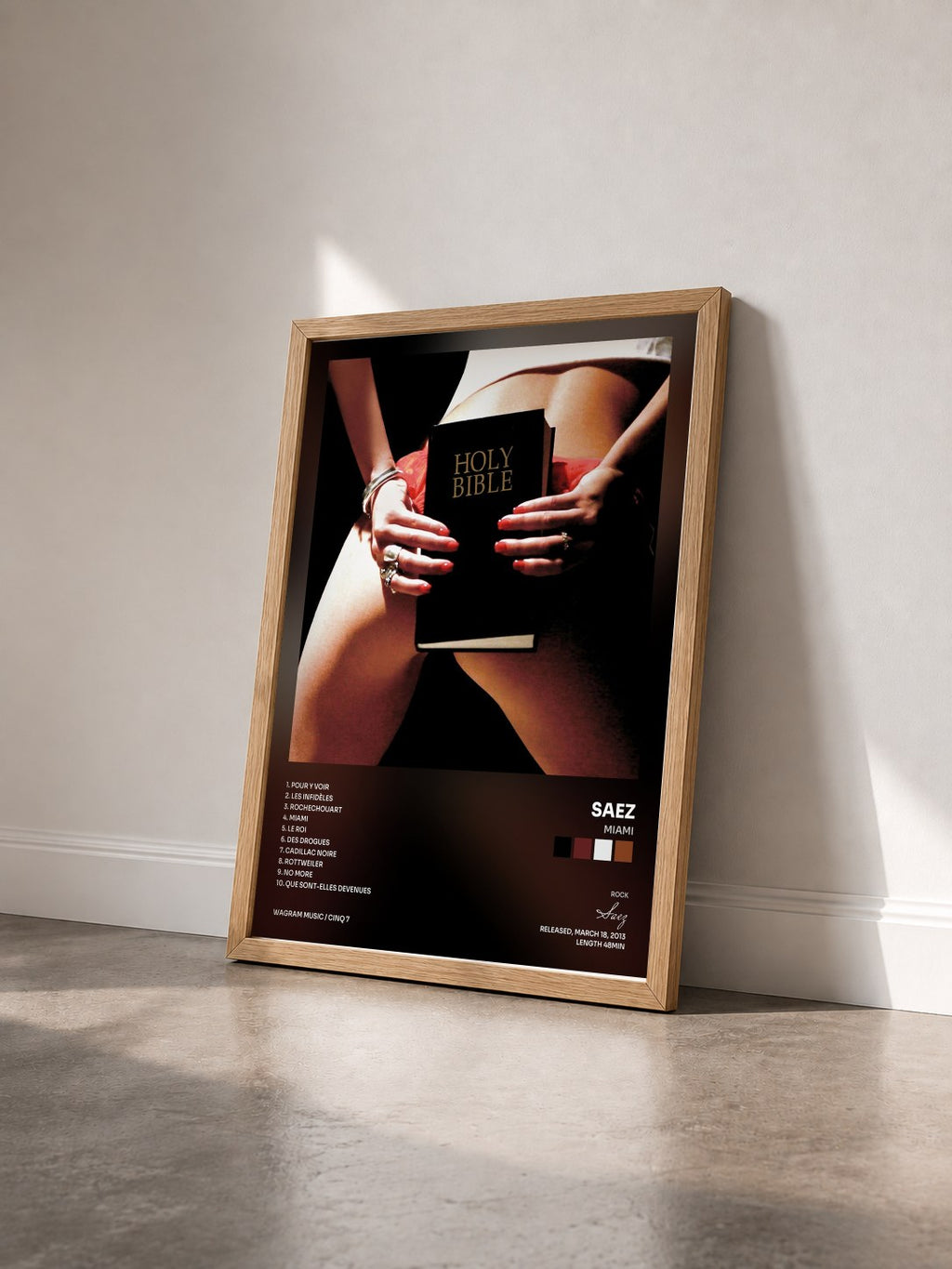 #bois Tableau de l'album MIAMI de Saez vu de trois quarts, cadre en bois brut
