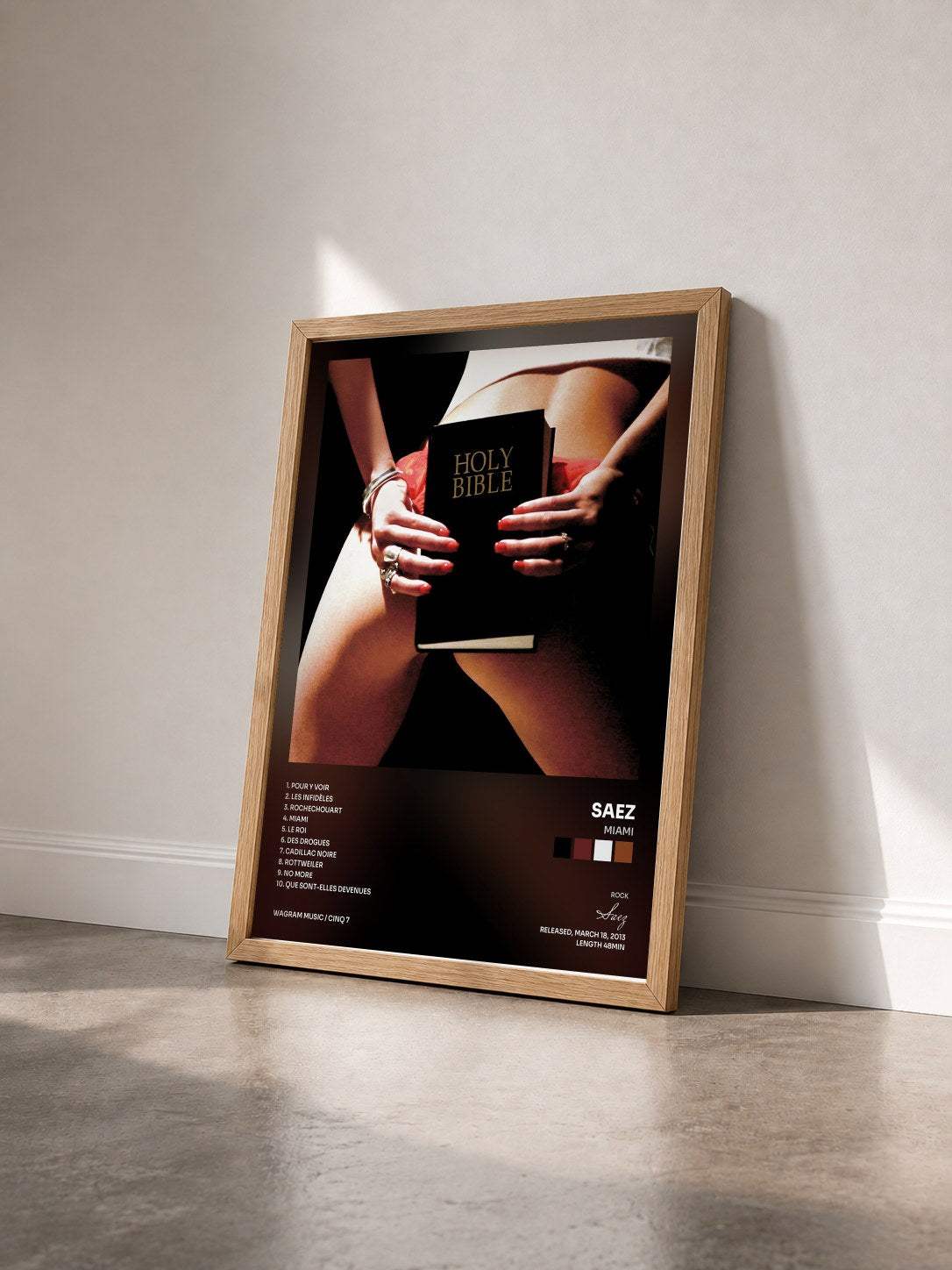 #bois Tableau de l'album MIAMI de Saez vu de trois quarts, cadre en bois brut