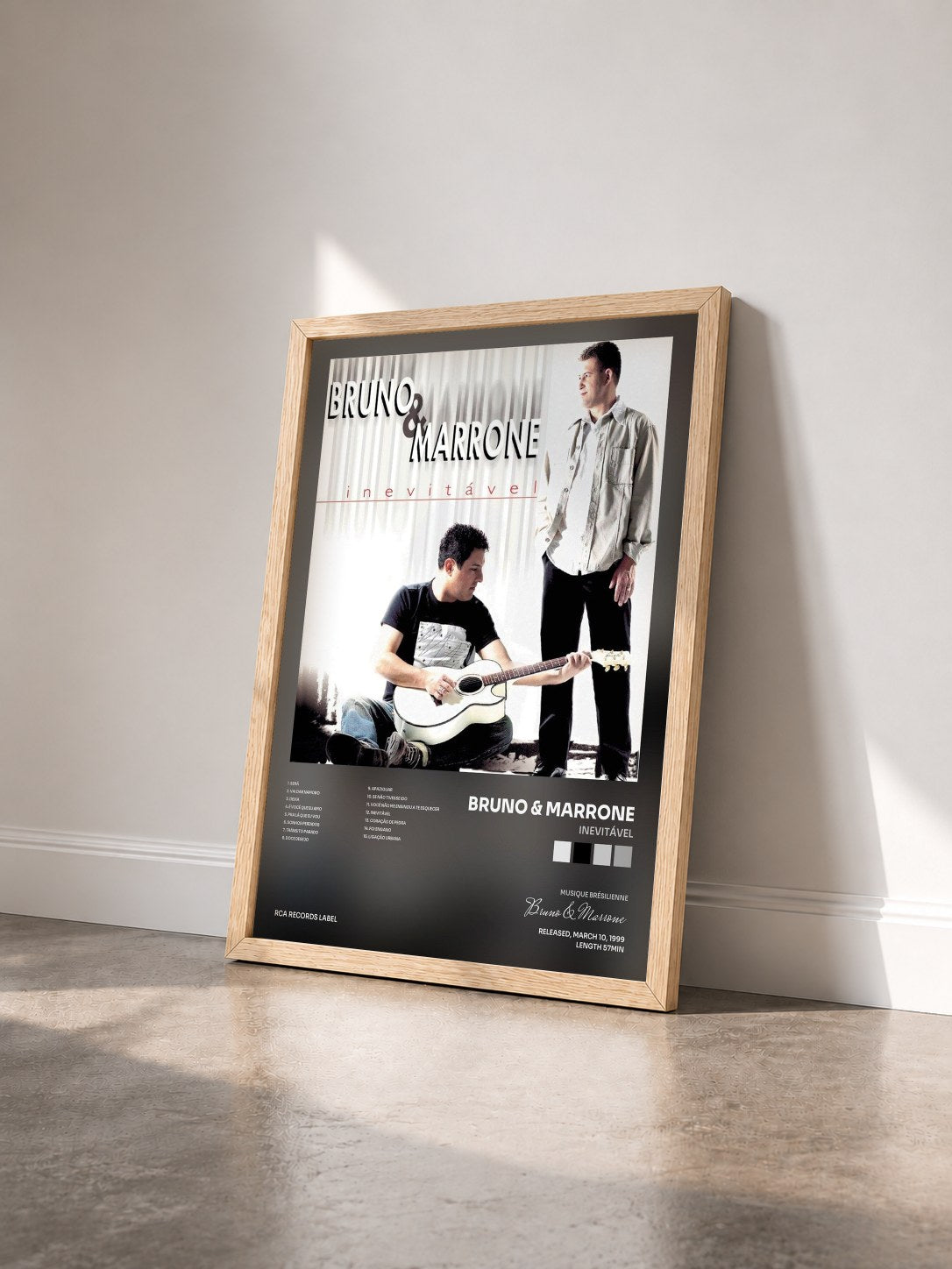 #bois Tableau de l'album Inevitável de Bruno & Marrone vu de trois quarts, cadre en bois brut