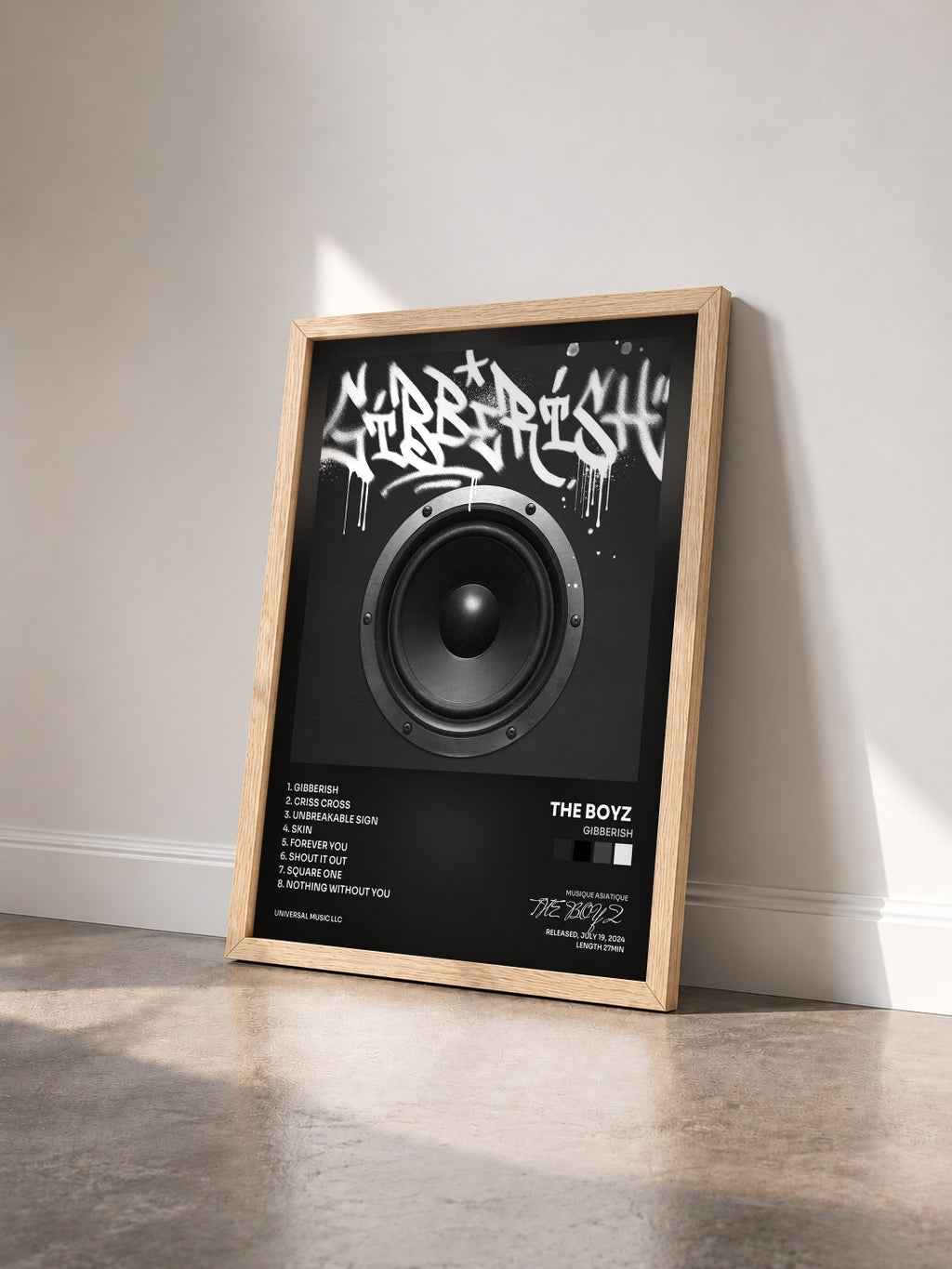 #bois Tableau de l'album Gibberish de THE BOYZ  vu de trois quarts, cadre en bois brut