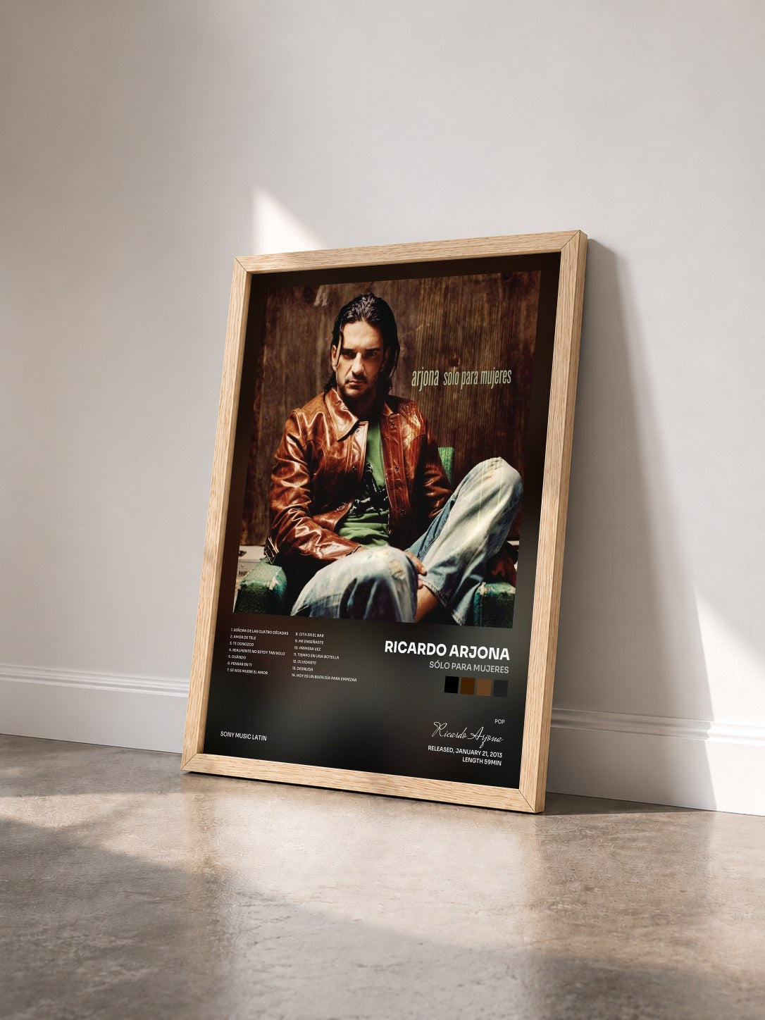 #bois Tableau de l'album Sólo Para Mujeres de Ricardo Arjona vu de trois quarts, cadre en bois brut
