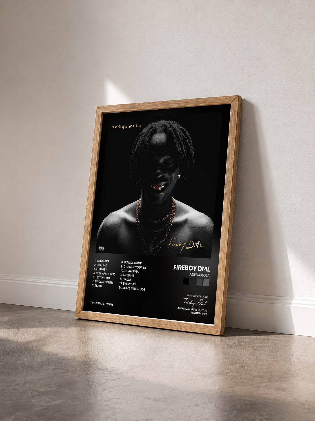 #bois Tableau de l'album adedamola de Fireboy Dml vu de trois quarts, cadre en bois brut