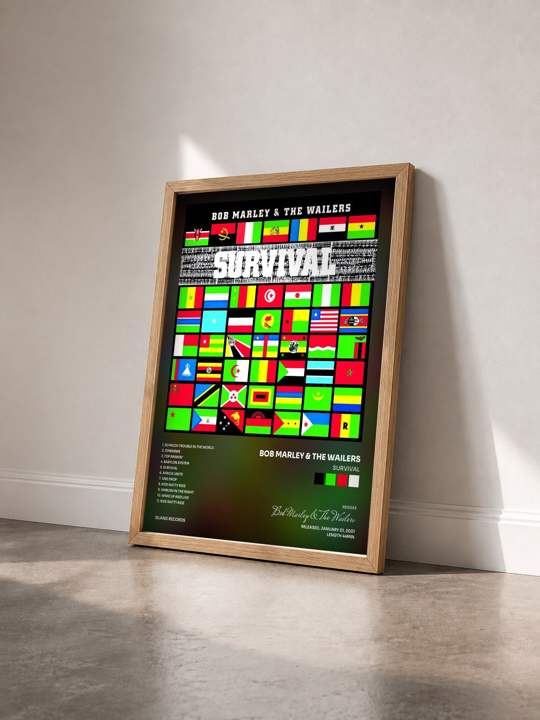 #bois Tableau de l'album Survival de Bob Marley & The Wailers vu de trois quarts, cadre en bois brut