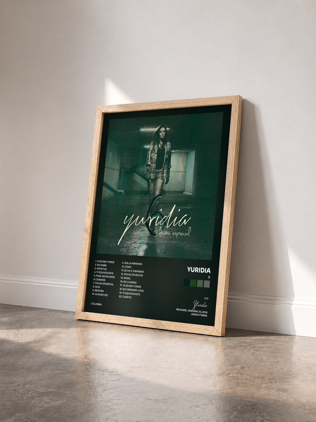 #bois Tableau de l'album 6 de Yuridia vu de trois quarts, cadre en bois brut