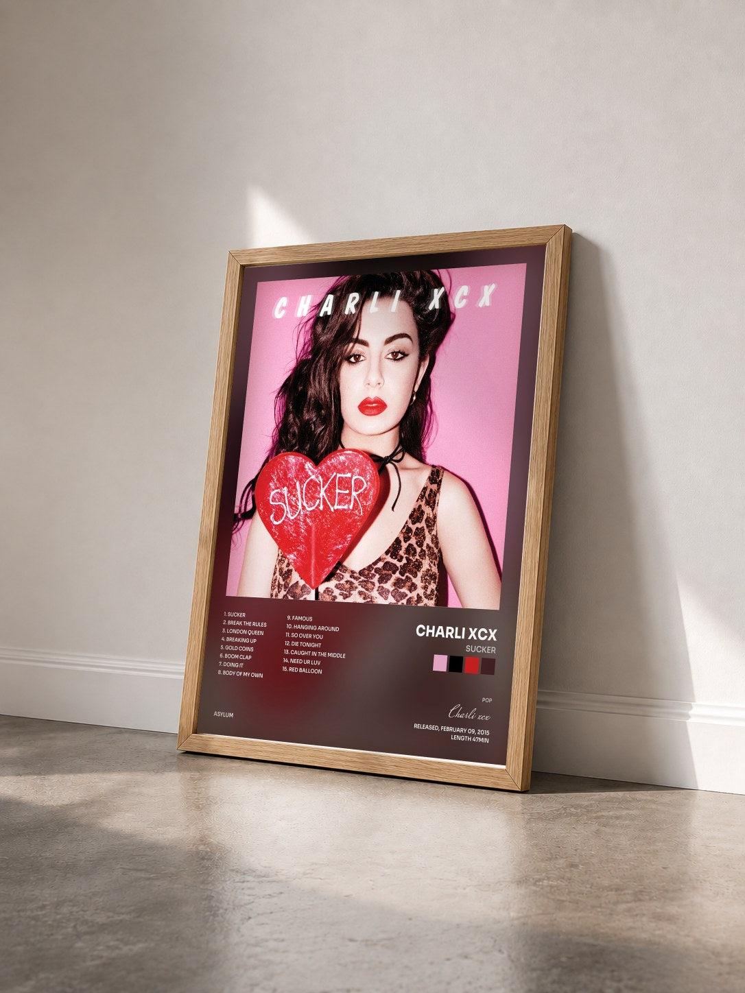 #bois Tableau de l'album SUCKER de Charli xcx vu de trois quarts, cadre en bois brut