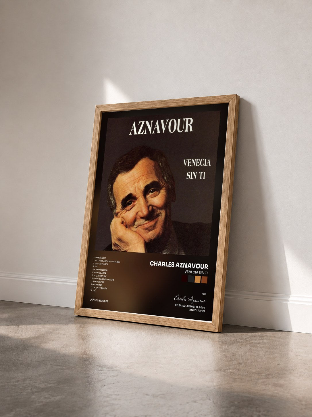 #bois Tableau de l'album Venecia Sin Ti de Charles Aznavour vu de trois quarts, cadre en bois brut