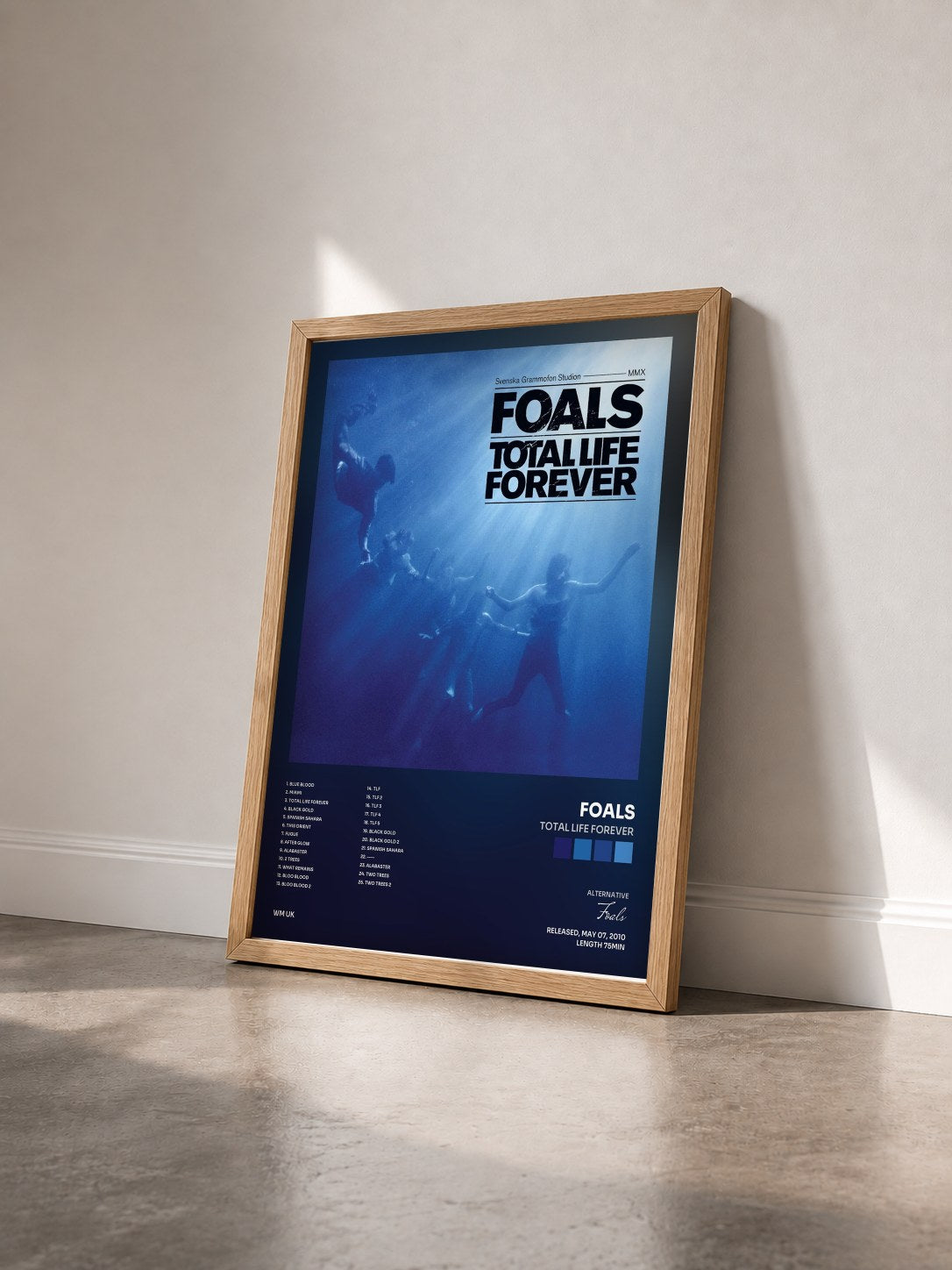 #bois Tableau de l'album Total Life Forever de Foals vu de trois quarts, cadre en bois brut