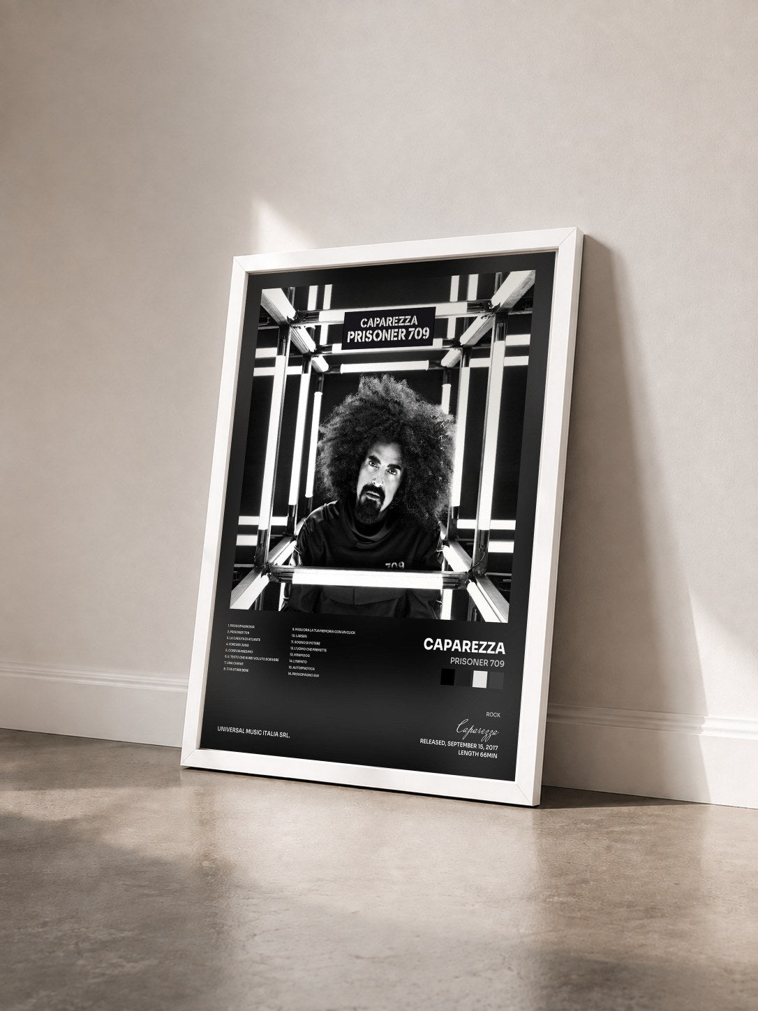 #blanc Tableau de l'album Prisoner 709 de Caparezza vu de trois quarts, cadre blanc