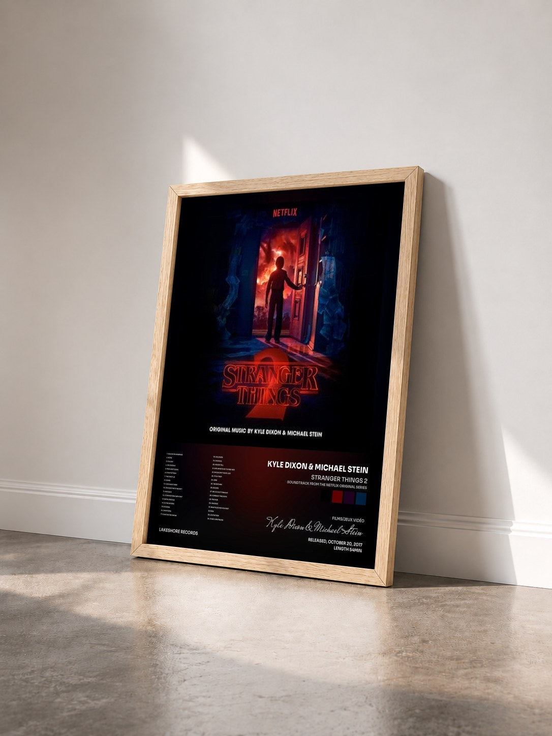 #bois Tableau de l'album Stranger Things 2 (Soundtrack from the Netflix Original Series) de Kyle Dixon & Michael Stein vu de trois quarts, cadre en bois brut