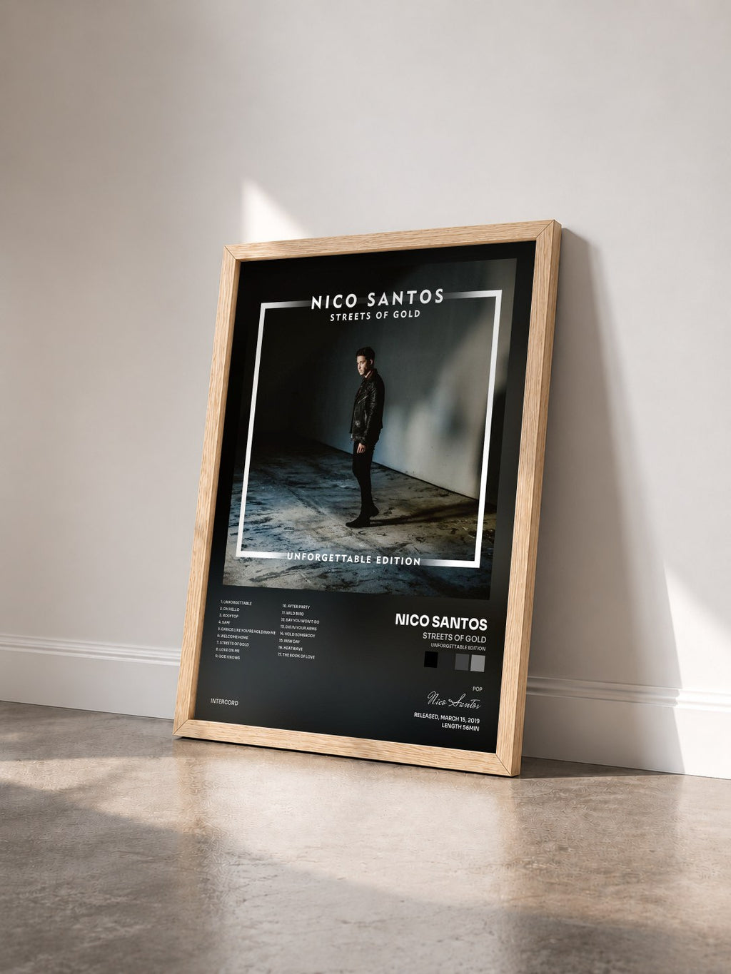 #bois Tableau de l'album Streets Of Gold (Unforgettable Edition) de Nico Santos vu de trois quarts, cadre en bois brut