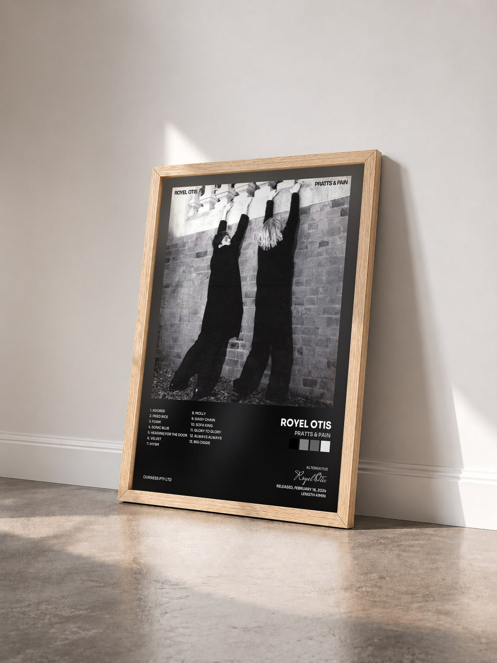 #bois Tableau de l'album PRATTS & PAIN de Royel Otis vu de trois quarts, cadre en bois brut
