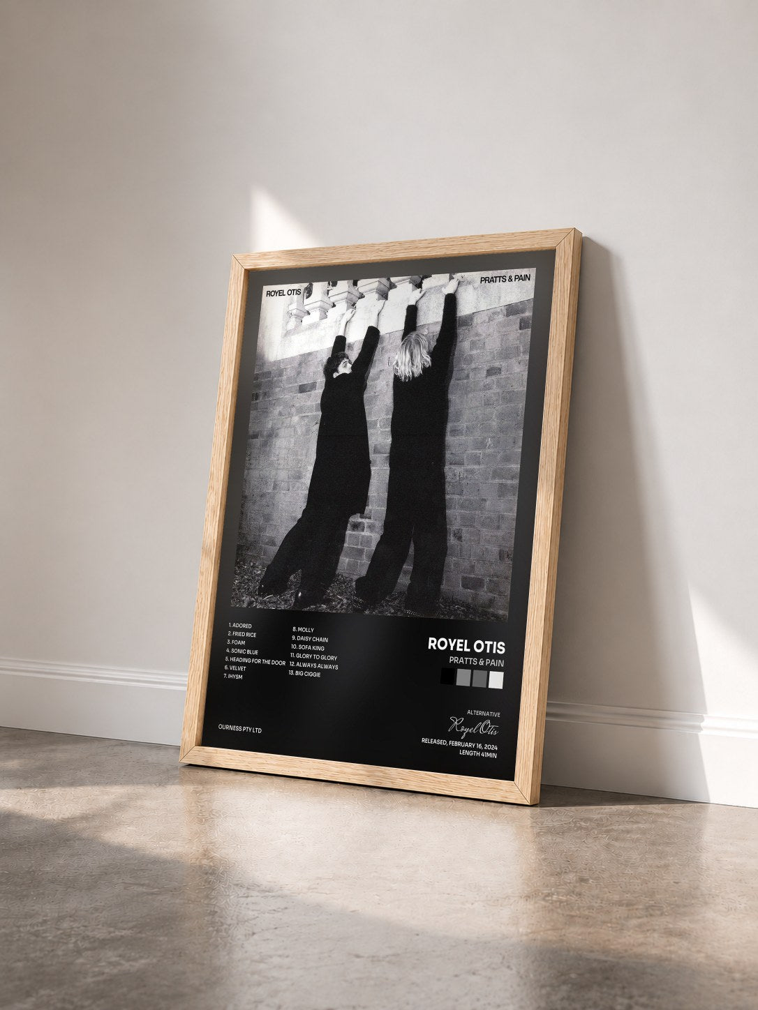 #bois Tableau de l'album PRATTS & PAIN de Royel Otis vu de trois quarts, cadre en bois brut