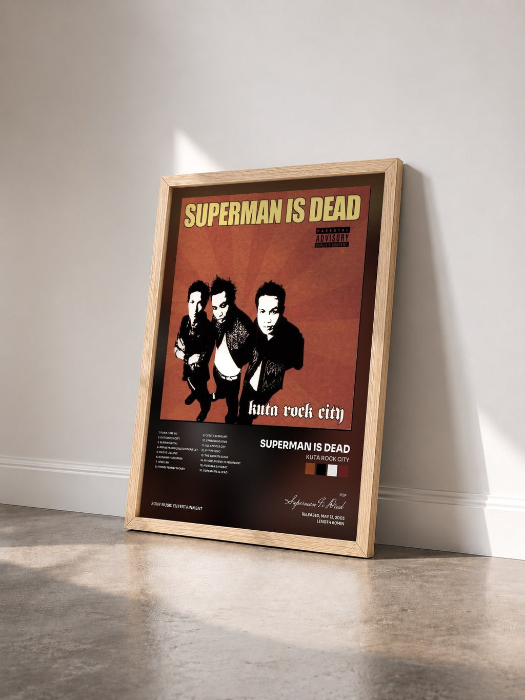 #bois Tableau de l'album Kuta Rock City de Superman Is Dead vu de trois quarts, cadre en bois brut