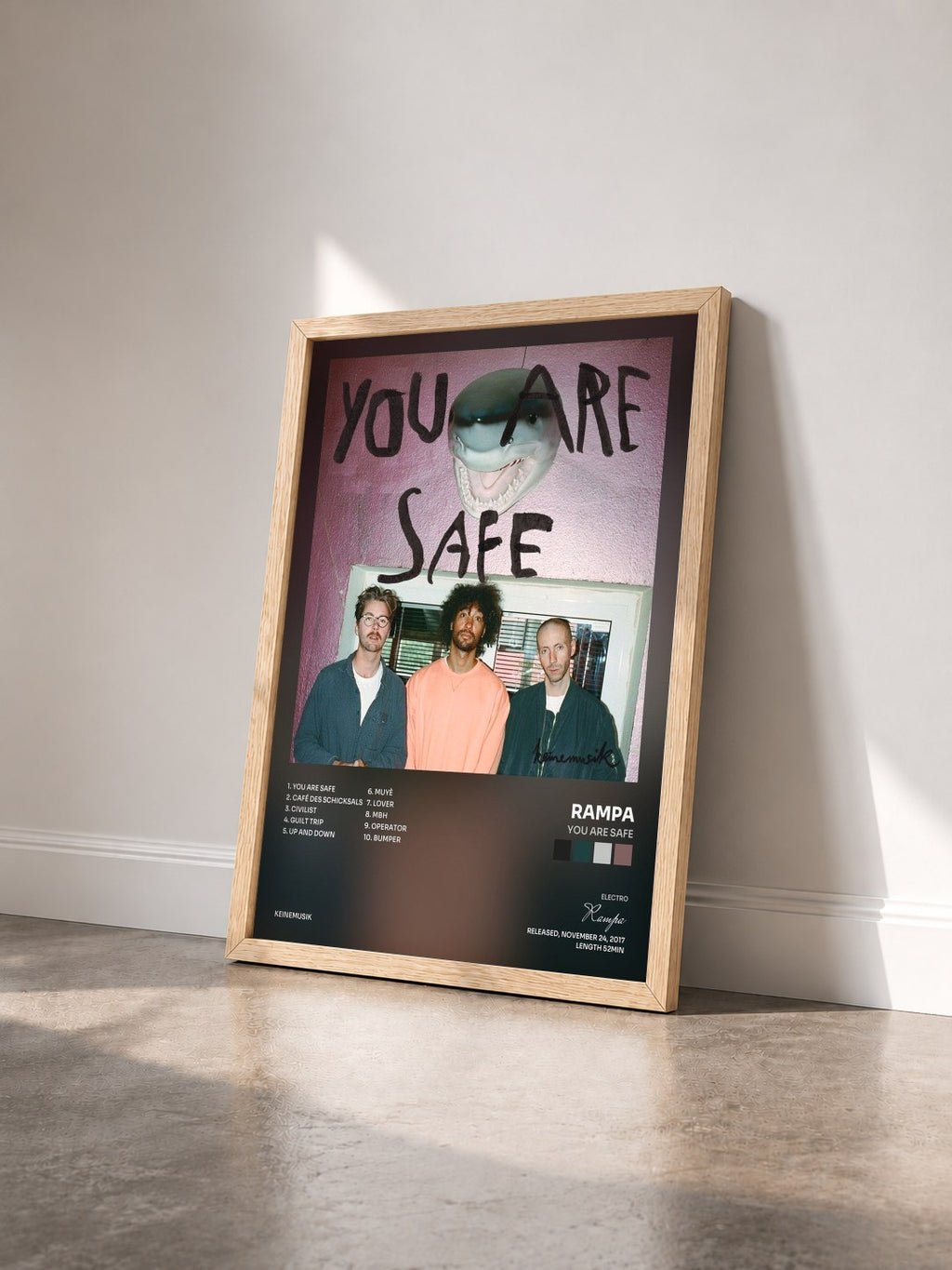 #bois Tableau de l'album You Are Safe de Rampa vu de trois quarts, cadre en bois brut