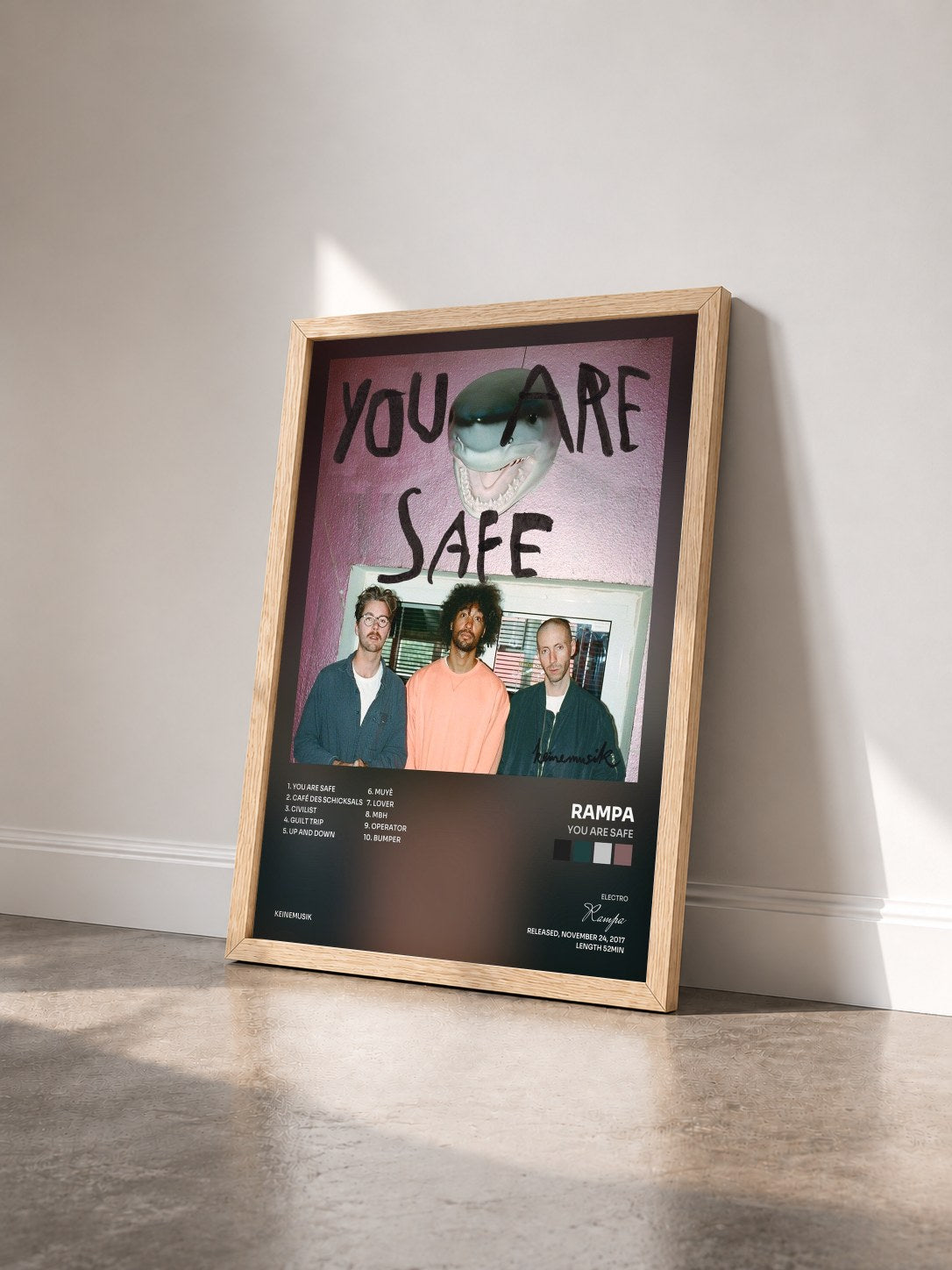 #bois Tableau de l'album You Are Safe de Rampa vu de trois quarts, cadre en bois brut
