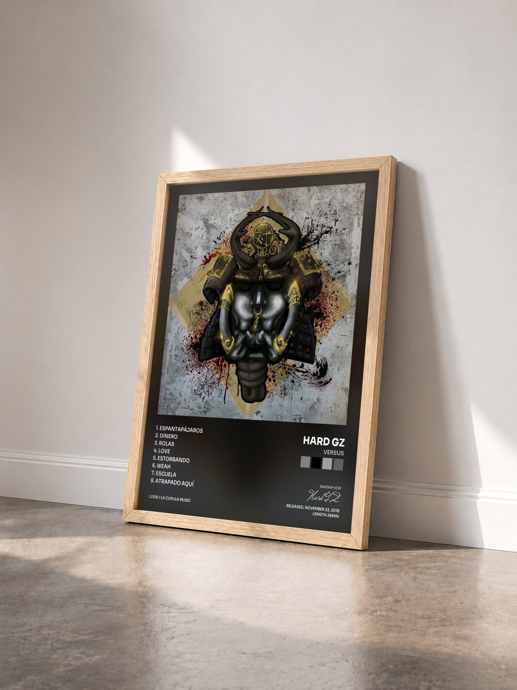 #bois Tableau de l'album Versus de Hard GZ vu de trois quarts, cadre en bois brut