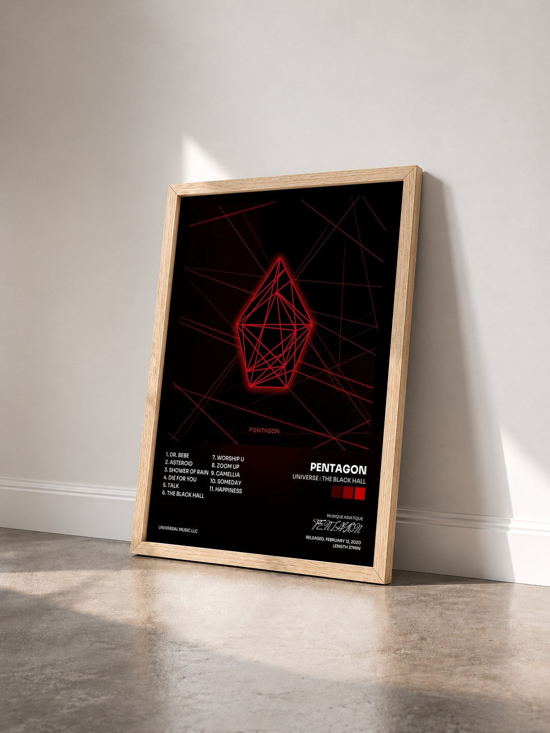 #bois Tableau de l'album Universe : The Black Hall de PENTAGON vu de trois quarts, cadre en bois brut