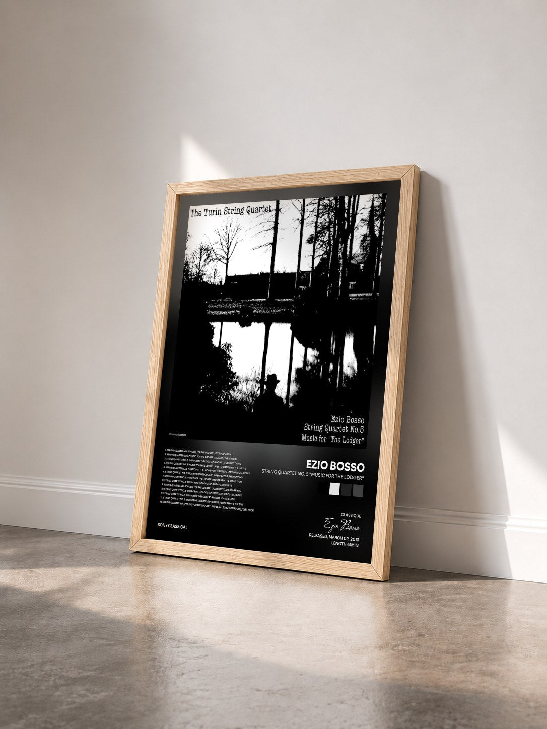 #bois Tableau de l'album String Quartet No. 5 "Music for the Lodger" de Ezio Bosso vu de trois quarts, cadre en bois brut