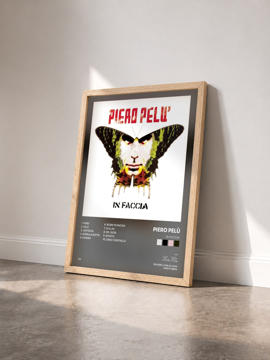 #bois Tableau de l'album In Faccia de Piero Pelù vu de trois quarts, cadre en bois brut