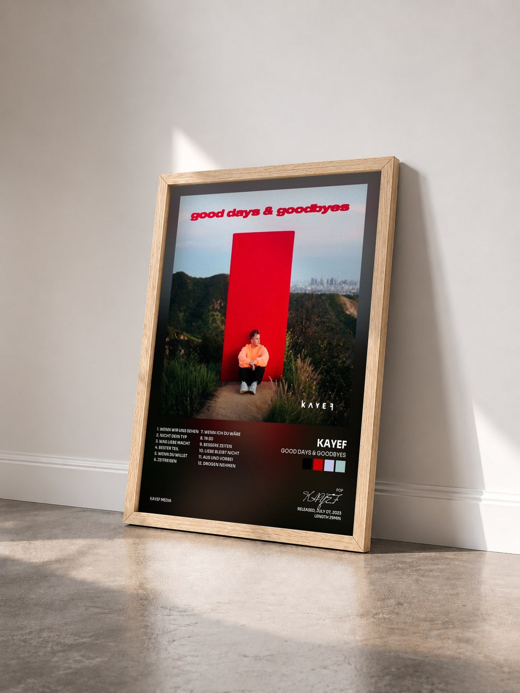 #bois Tableau de l'album GOOD DAYS & GOODBYES de KAYEF vu de trois quarts, cadre en bois brut