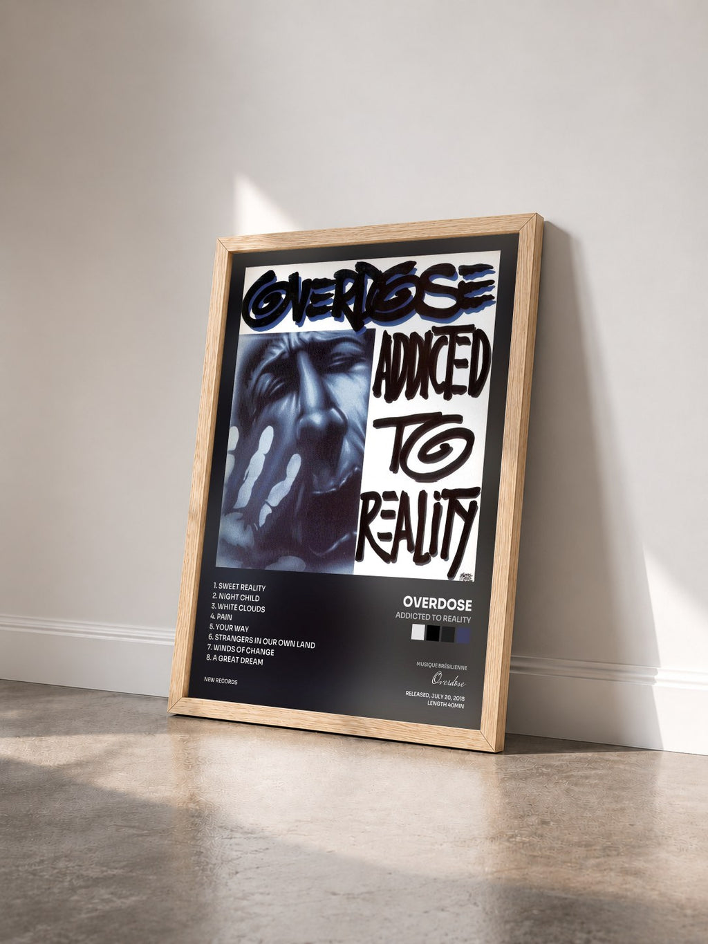 #bois Tableau de l'album Addicted to Reality de Overdose vu de trois quarts, cadre en bois brut