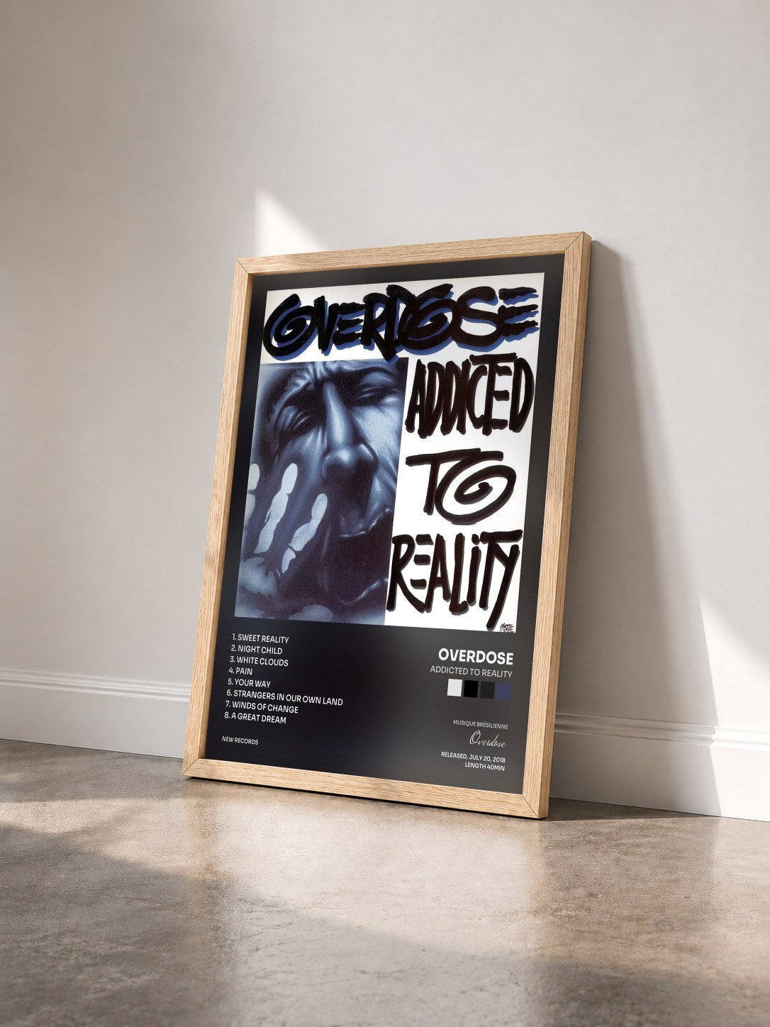 #bois Tableau de l'album Addicted to Reality de Overdose vu de trois quarts, cadre en bois brut