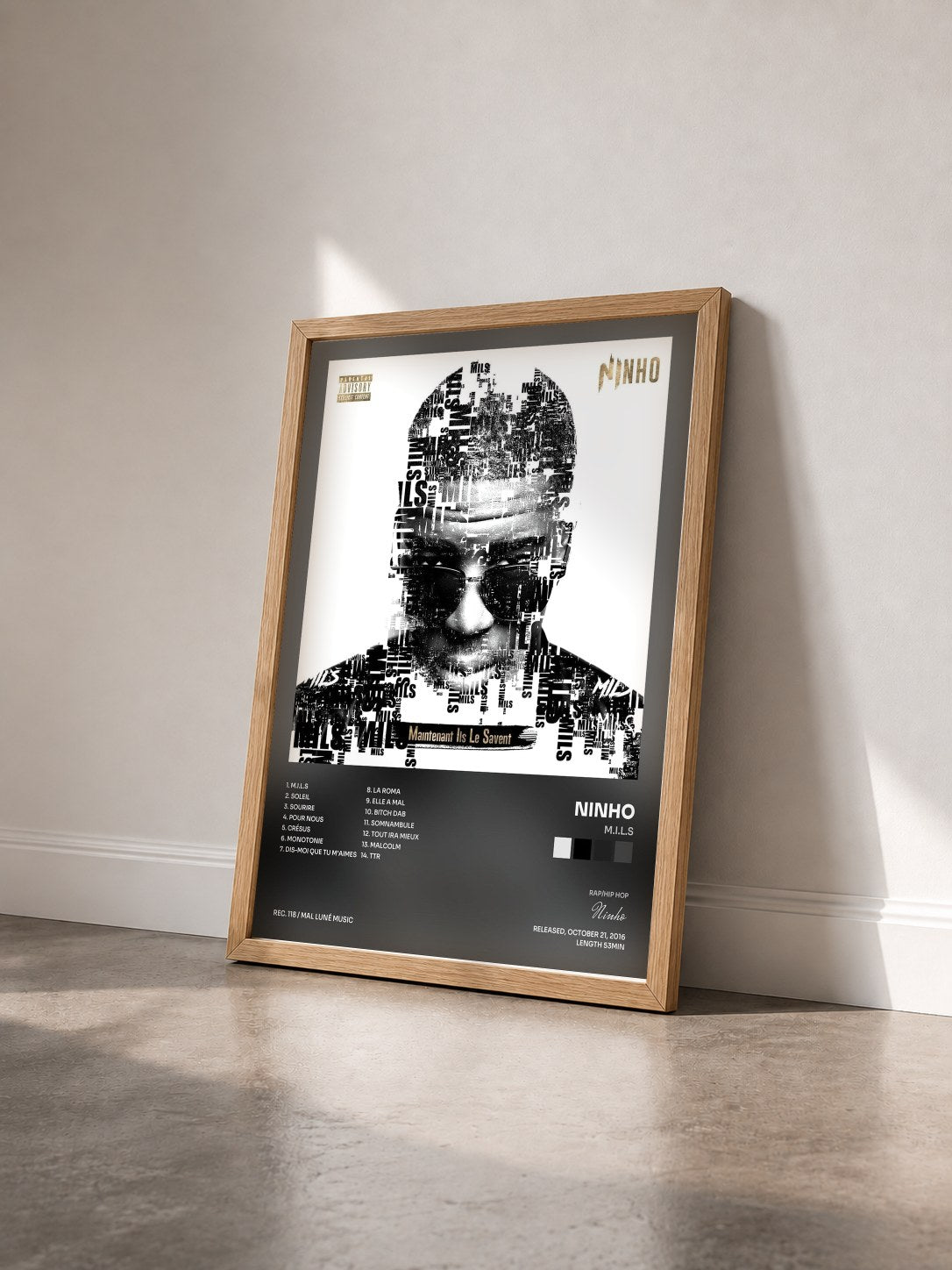#bois Tableau de l'album M.I.L.S de Ninho vu de trois quarts, cadre en bois brut