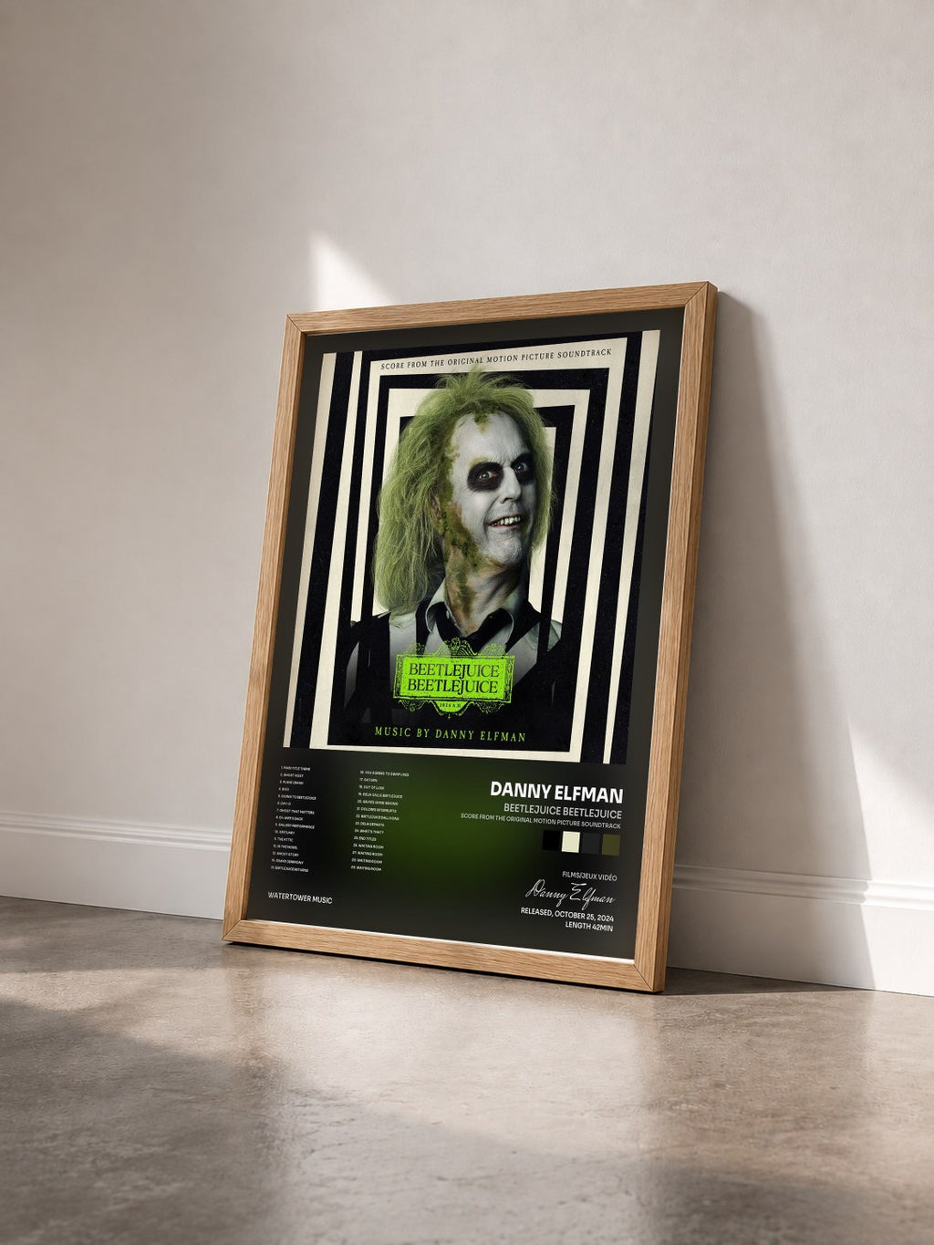 #bois Tableau de l'album Beetlejuice Beetlejuice (Score from the Original Motion Picture Soundtrack) de Danny Elfman vu de trois quarts, cadre en bois brut