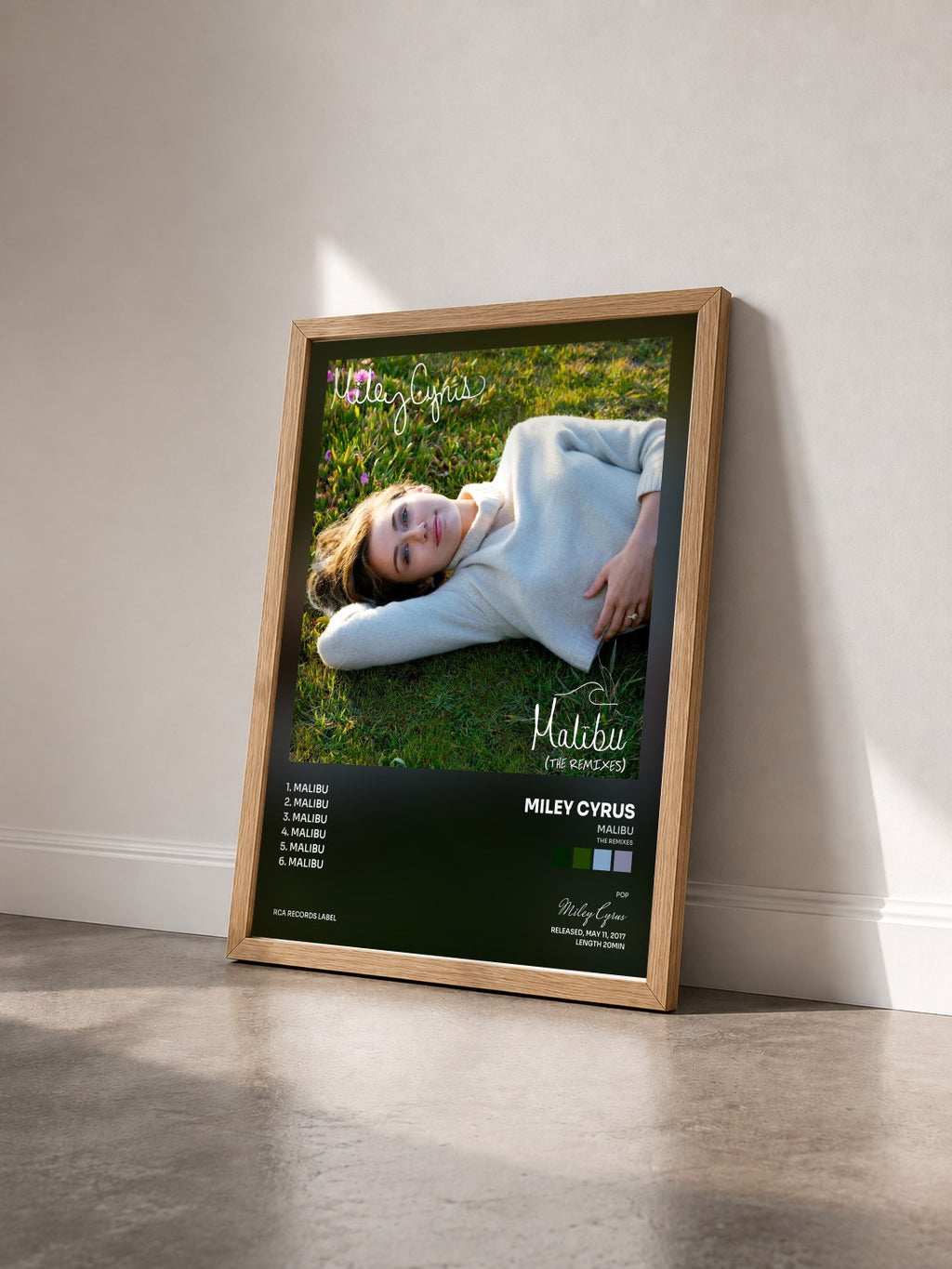 #bois Tableau de l'album Malibu (The Remixes) de Miley Cyrus vu de trois quarts, cadre en bois brut