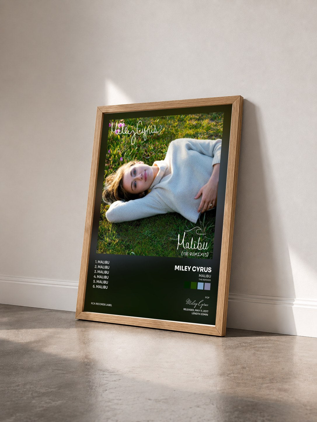 #bois Tableau de l'album Malibu (The Remixes) de Miley Cyrus vu de trois quarts, cadre en bois brut