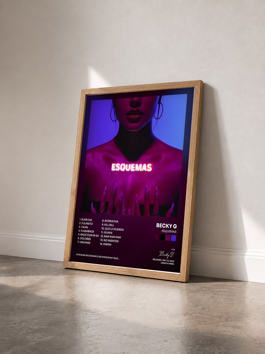 #bois Tableau de l'album ESQUEMAS de Becky G vu de trois quarts, cadre en bois brut