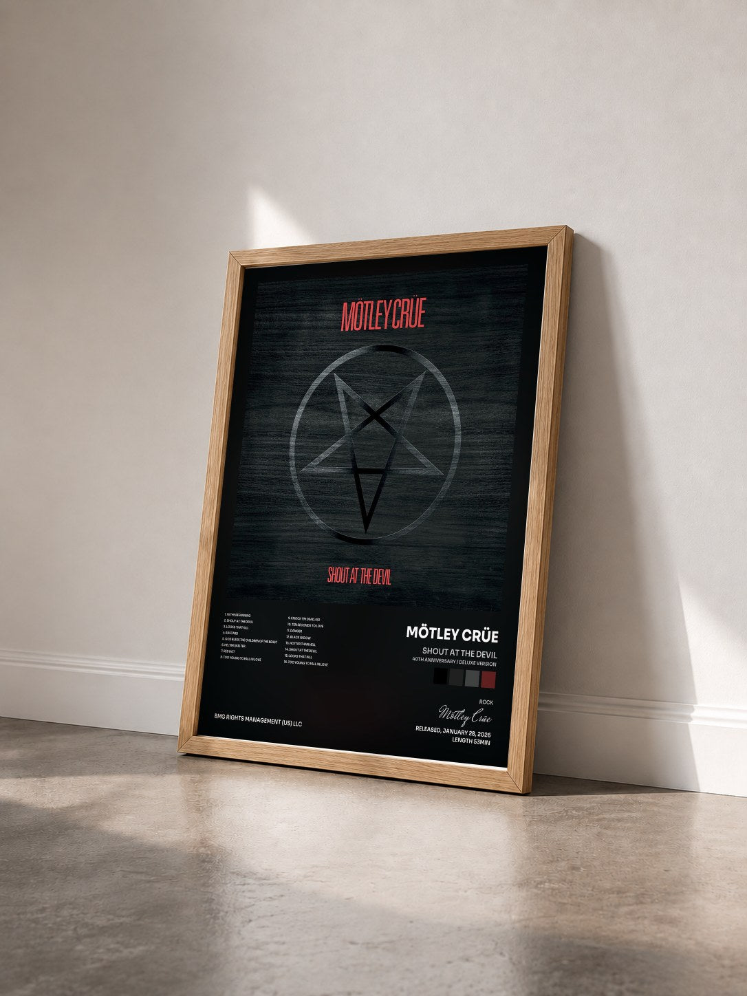 #bois Tableau de l'album Shout At The Devil (40th Anniversary / Deluxe Version) de Mötley Crüe vu de trois quarts, cadre en bois brut