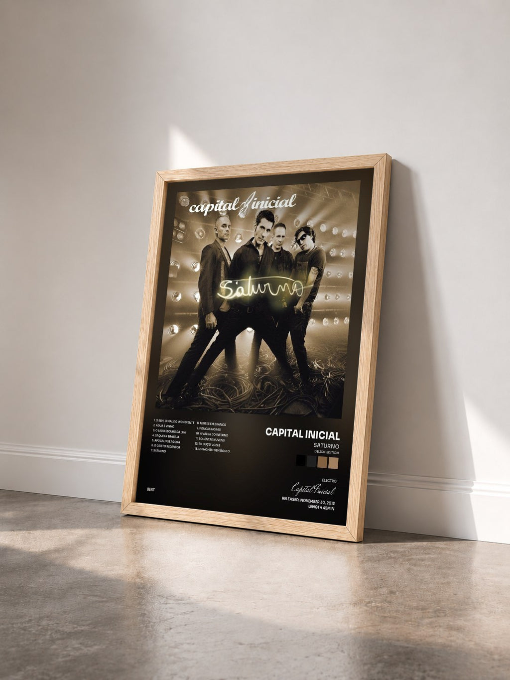 #bois Tableau de l'album Saturno (Deluxe Edition) de Capital Inicial vu de trois quarts, cadre en bois brut