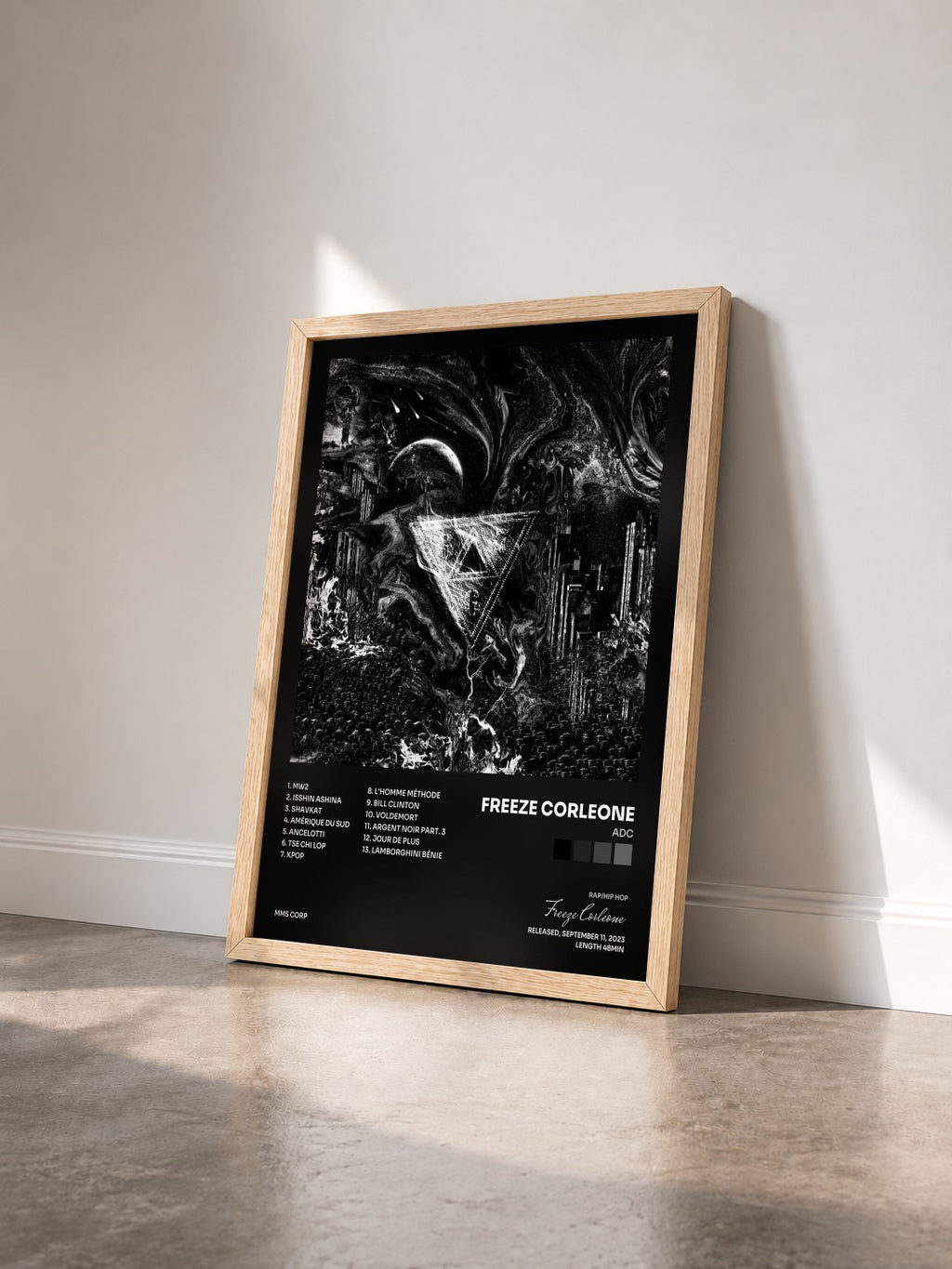 #bois Tableau de l'album ADC de Freeze Corleone vu de trois quarts, cadre en bois brut