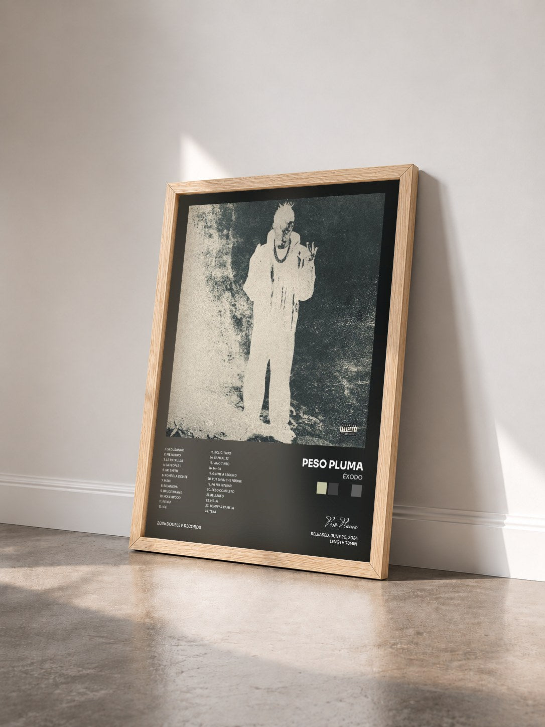#bois Tableau de l'album ÉXODO de Peso Pluma vu de trois quarts, cadre en bois brut