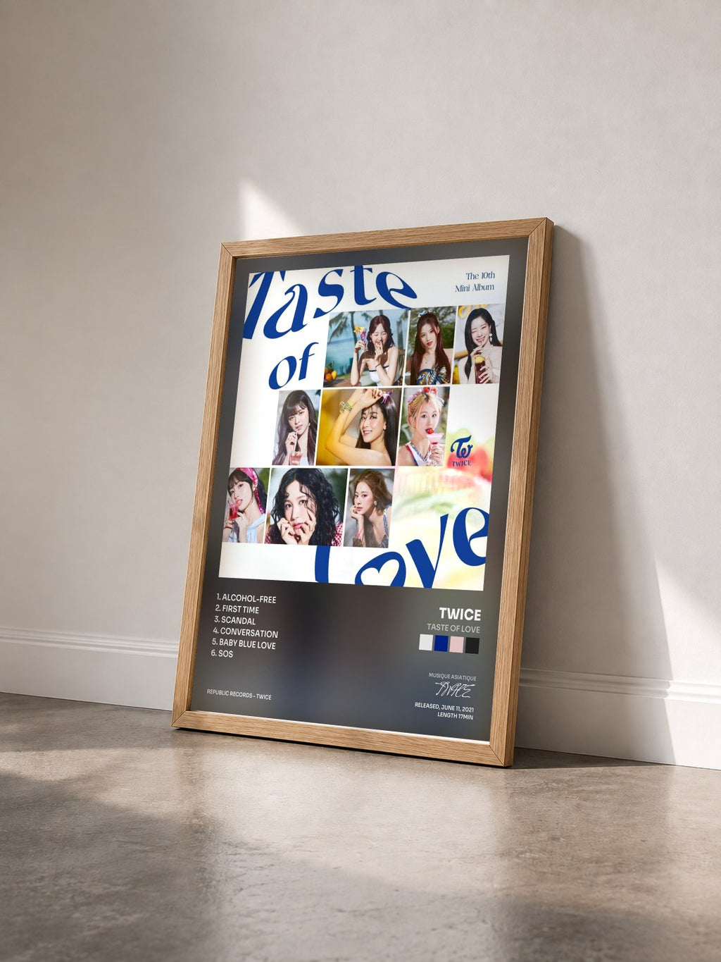 #bois Tableau de l'album Taste of Love de TWICE vu de trois quarts, cadre en bois brut