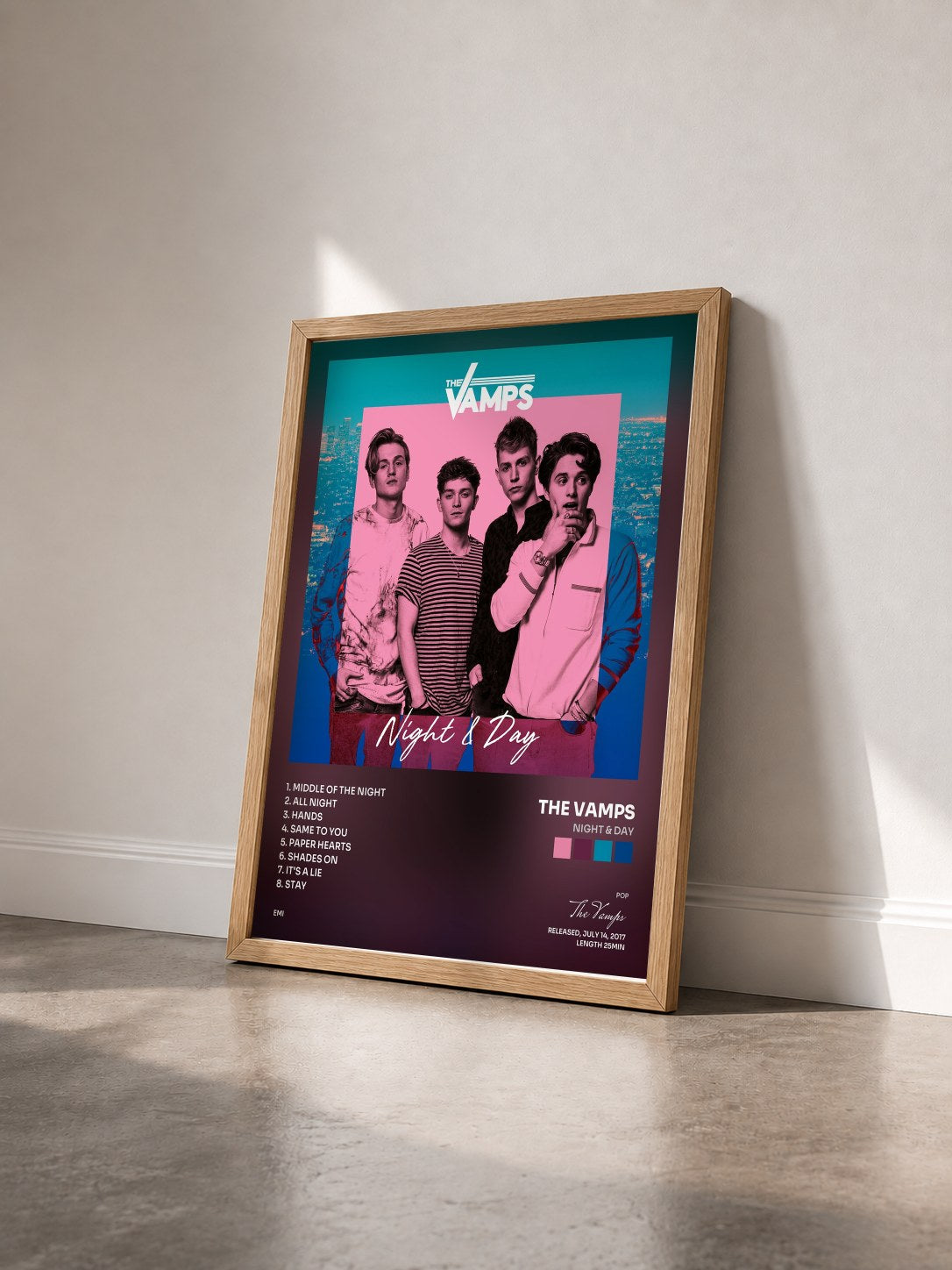 #bois Tableau de l'album Night & Day de The Vamps vu de trois quarts, cadre en bois brut