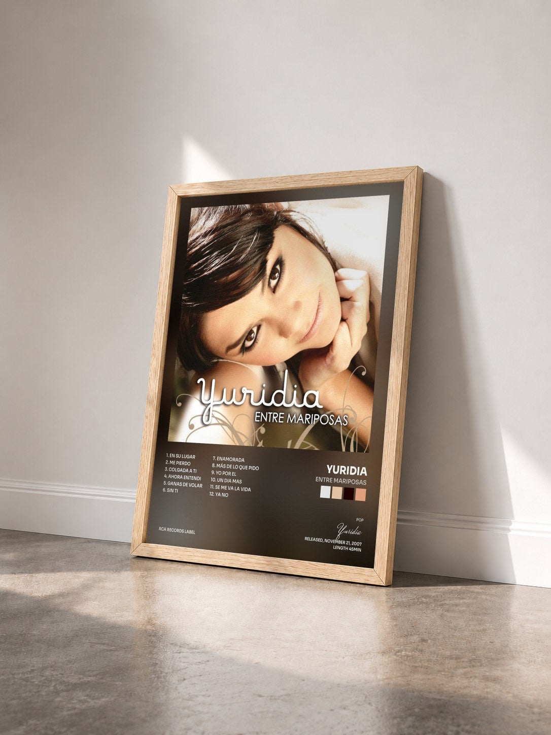 #bois Tableau de l'album Entre Mariposas de Yuridia vu de trois quarts, cadre en bois brut
