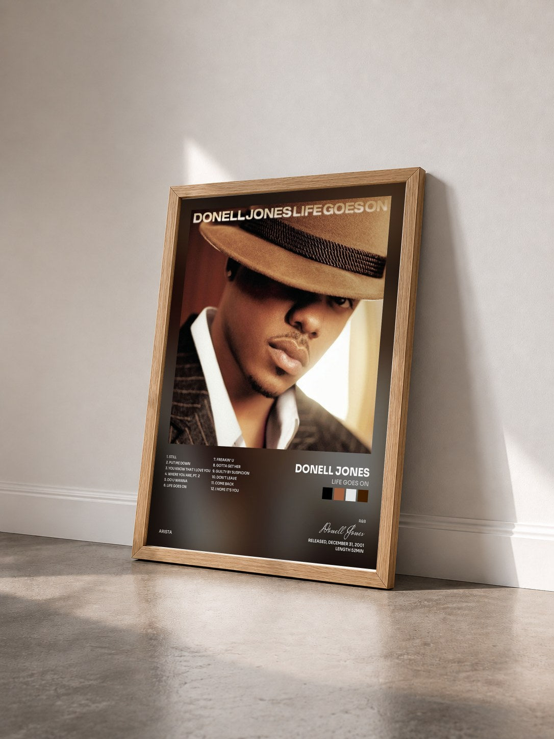 #bois Tableau de l'album Life Goes On de Donell Jones vu de trois quarts, cadre en bois brut