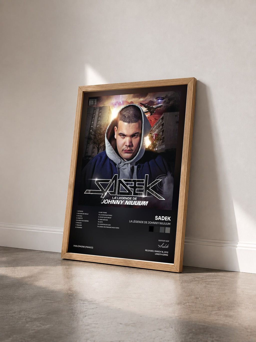 #bois Tableau de l'album La légende de Johnny Niuuum de Sadek vu de trois quarts, cadre en bois brut