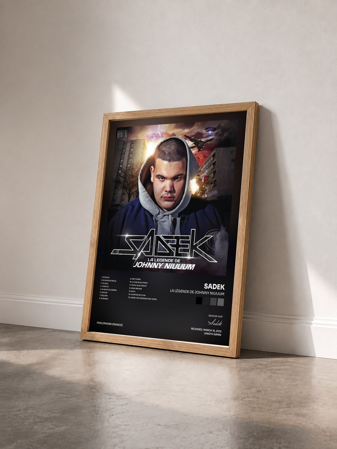 #bois Tableau de l'album La légende de Johnny Niuuum de Sadek vu de trois quarts, cadre en bois brut