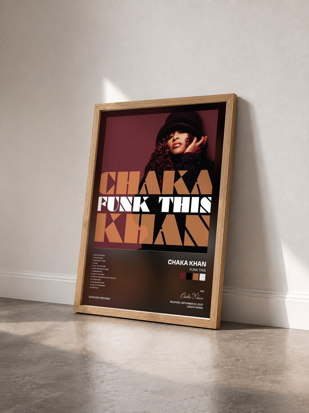 #bois Tableau de l'album Funk This de Chaka Khan vu de trois quarts, cadre en bois brut