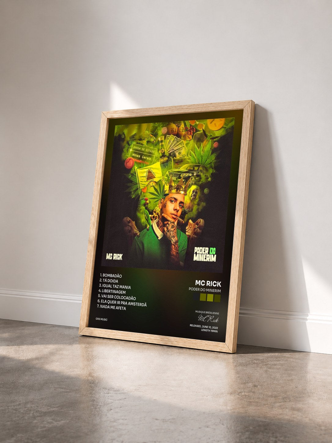 #bois Tableau de l'album Poder do Minerim de MC Rick vu de trois quarts, cadre en bois brut