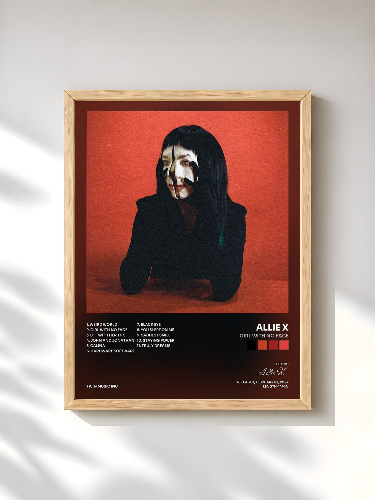 #bois Tableau de l'album Girl With No Face de Allie X, cadre en bois brut, imprimé et encadré en France