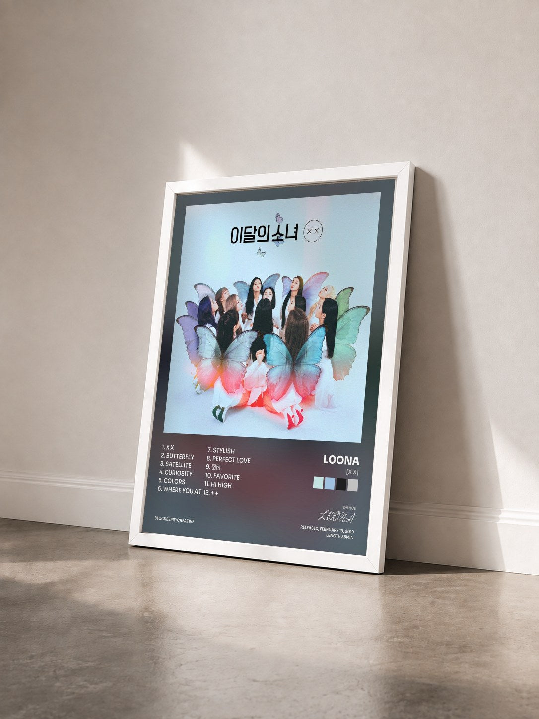 #blanc Tableau de l'album [X X] de LOONA vu de trois quarts, cadre blanc