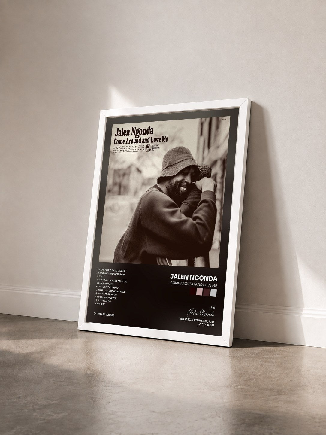 #blanc Tableau de l'album Come Around and Love Me de Jalen Ngonda vu de trois quarts, cadre blanc