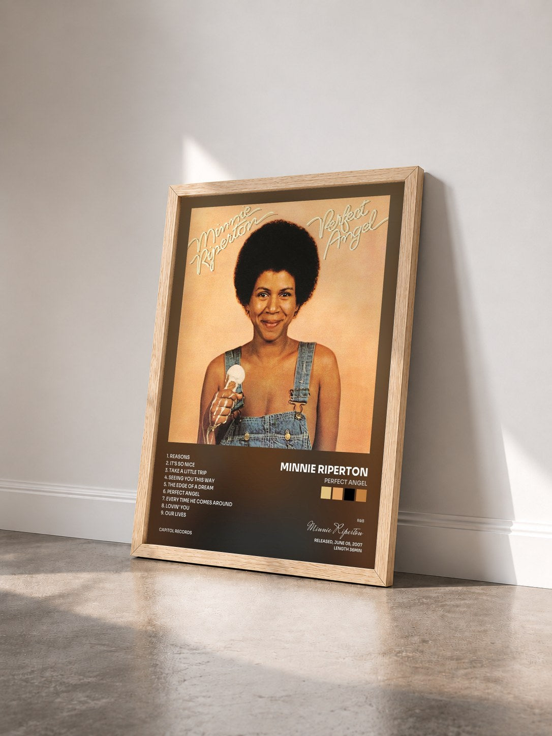 #bois Tableau de l'album Perfect Angel de Minnie Riperton vu de trois quarts, cadre en bois brut