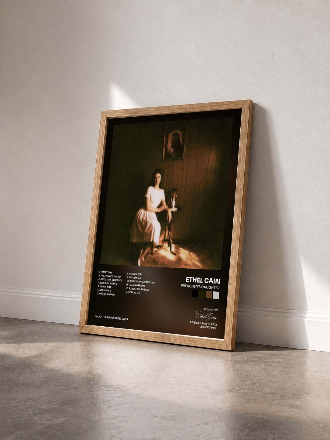 #bois Tableau de l'album Preacher’s Daughter de Ethel Cain vu de trois quarts, cadre en bois brut