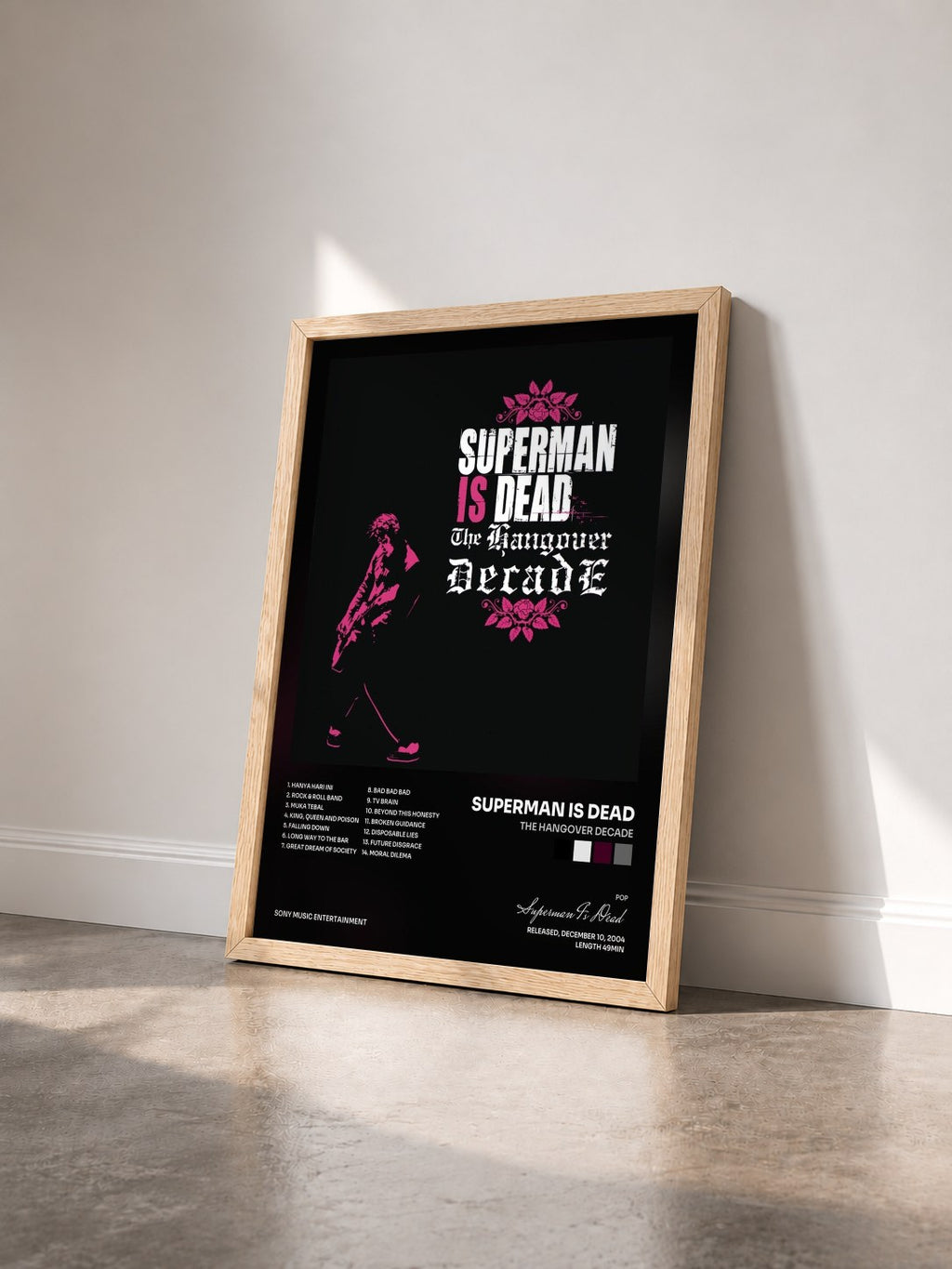 #bois Tableau de l'album The Hangover Decade de Superman Is Dead vu de trois quarts, cadre en bois brut
