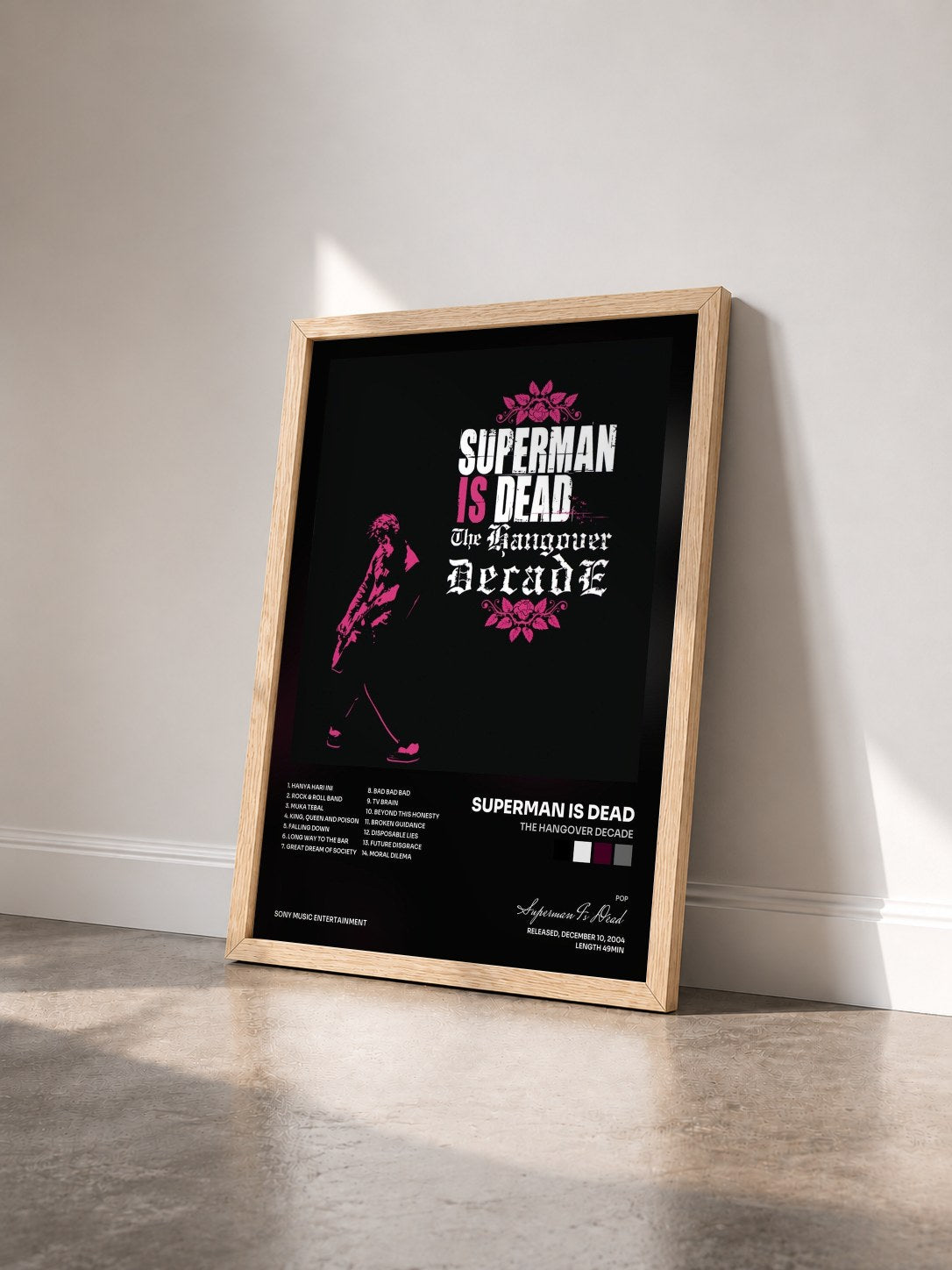 #bois Tableau de l'album The Hangover Decade de Superman Is Dead vu de trois quarts, cadre en bois brut